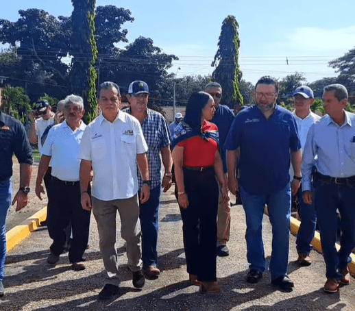 Gerente y directores junto al viceministro y otras autoridades